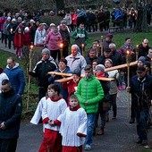 W Głuszycy miejska Droga Krzyżowa odbywa się już od 10 lat. 