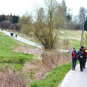 Ponad 40-kilometrowa trasa wiodła przez różne drogi. Od polnych, błotnistych, czasem przez pola, aż po ulicę. 