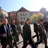 Prezydent Duda przy grobie Lecha i Marii Kaczyńskich