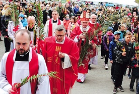 ▲	– Jesteście tą parafią w archidiecezji, gdzie Niedziela Palmowa gromadzi tak wielu ludzi, wiele rodzin i tak wiele małych dzieci. I za to wam dziękuję – powiedział kard. Kazimierz Nycz. 