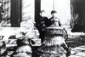 Jedno z odnalezionych starych zdjęć – dwaj chłopcy stoją przy zdemontowanych przez Niemców dzwonach.