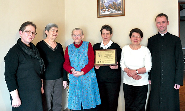 Proboszcz, i sąsiedzi doceniają panią Wiesławę (w środku, z wyróżnieniem) i jej rodzinę (trzecia z lewej stoi jej mama, Maria Polak), stąd zgłosili ich do plebiscytu.