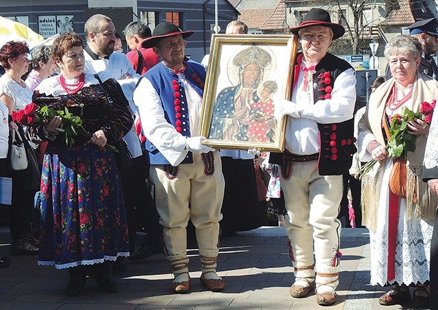 Górale wnieśli obraz Pani Kazimierzowskiej do kościoła w Rajczy.