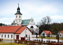 Pustelnia pośród złotego lasu