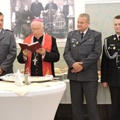 Bp Andrzej F. Dziuba i komendanci łowickich służb