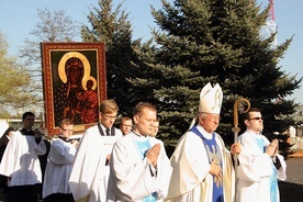Procesja z ikoną niesioną przez kleryków podąża do kaplicy seminaryjnej