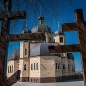 Zbudowana  na wzgórzu cerkiew pw. Zmartwychwstania Pańskiego jest jedną z kilku prawosławnych świątyń w Siemiatyczach.