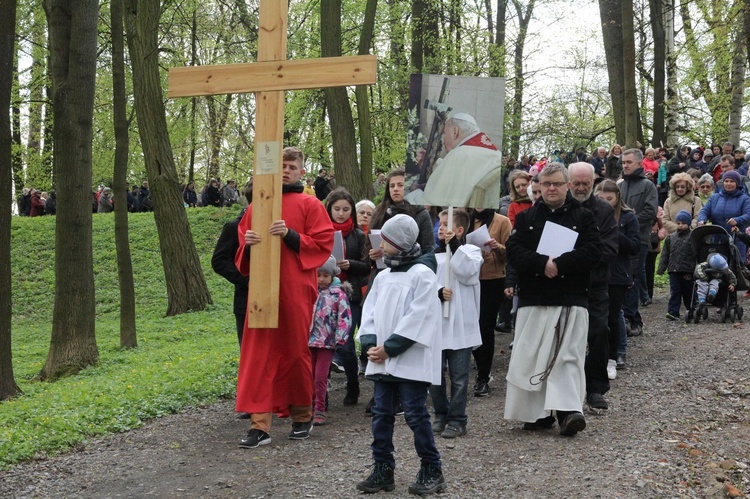 Nabożeństwo w dzikowskim parku