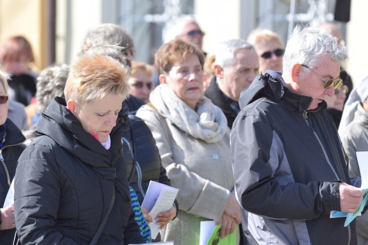 Wielki Piątek. Droga Krzyżowa przez ulicami Świdnicy