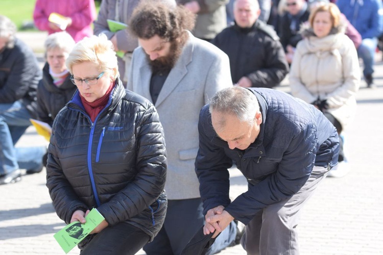 Wielki Piątek. Droga Krzyżowa przez ulicami Świdnicy