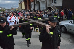 Krzyż trwa, choć zmienia się świat