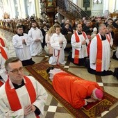 Liturgia Wielkiego Piątku rozpoczyna się w ciszy. Wierni klękają, a celebrans pada na twarz