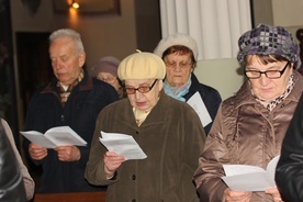 Z roku na rok coraz więcej osób w parafii św. Jakuba w Skierniewicach bierze udział w Ciemnej Jutrzni