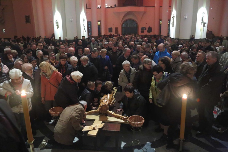 Liturgia Wielkiego Piątku w katowickiej katedrze