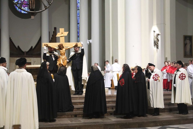 Liturgia Wielkiego Piątku w katowickiej katedrze