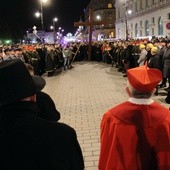 Kard. Nycz: Stańmy obok Cyrenejczyka, Weroniki i Matki Najświętszej