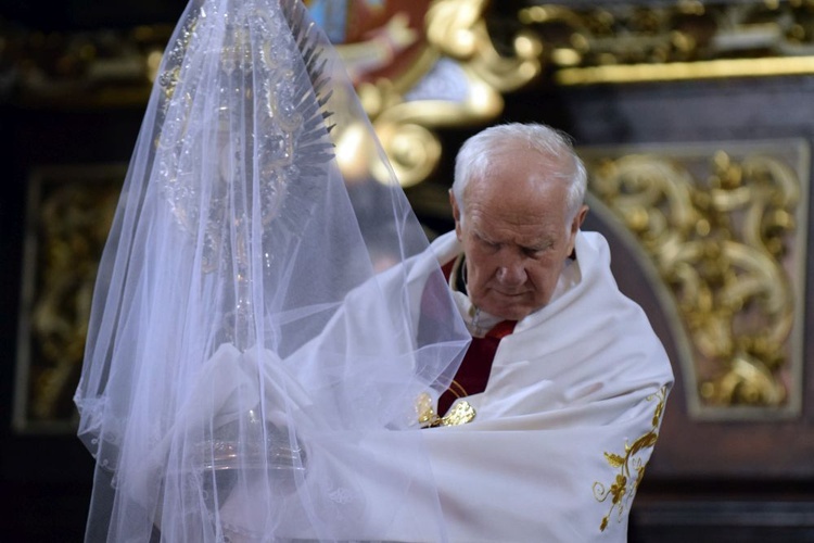 Wielki Piątek. Liturgia Męki Pańskiej w katedrze