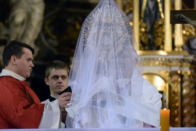 Wielki Piątek. Liturgia Męki Pańskiej w katedrze