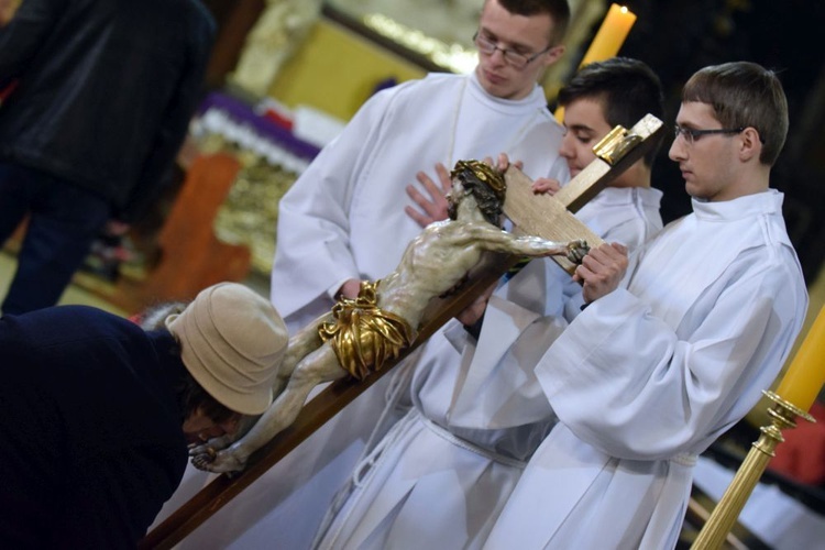 Wielki Piątek. Liturgia Męki Pańskiej w katedrze