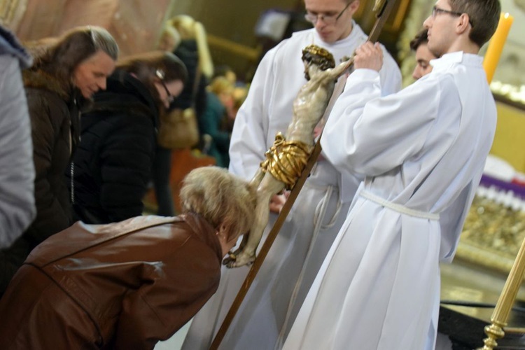 Wielki Piątek. Liturgia Męki Pańskiej w katedrze