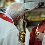 Wielki Piątek. Liturgia Męki Pańskiej w katedrze