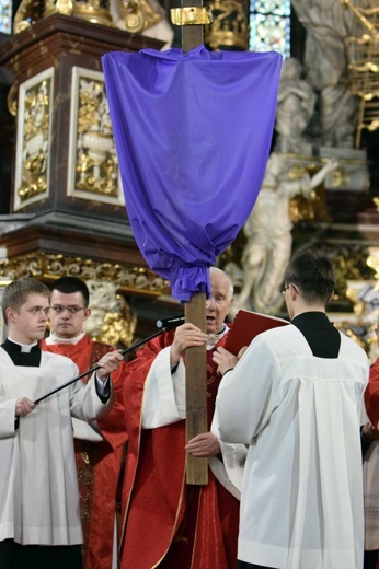 Wielki Piątek. Liturgia Męki Pańskiej w katedrze