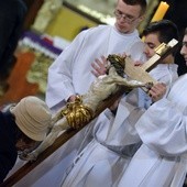 Wszyscy wierni w czasie liturgii mogli oddać cześć Ukrzyżowanemu