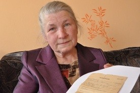 Pani Stanisława z Mszalnicy pokazuje akt zgonu ojca z Auschwitz 