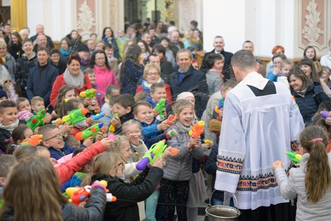 Dyngus w kolegiacie św. Bartłomieja w Opocznie