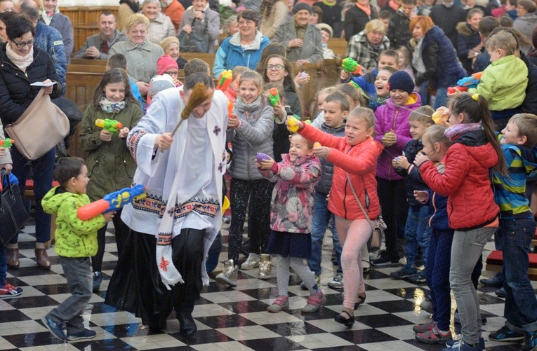 Dzieci myślały, że wikariusz ks. Łukasz Białas salwuje się ucieczką, a on jedynie pobiegł po drugie naczynie