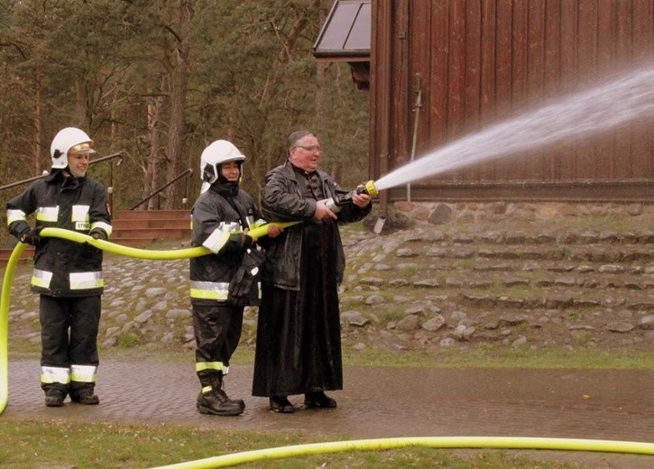 Ksiądz Zbigniew Chmielewski, proboszcz parafii w Lutkówce, dba o dawne zwyczaje