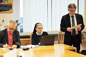 Od lewej: Zbigniew Nosowski, s. prof. Barbara Chyrowicz, prof. Piotr Gutowski.