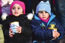 Ponad 70 proc. mieszkańców Aleppo żyje poniżej poziomu ubóstwa. Dotyczy to także  matek karmiących piersią, którym z niedożywienia  brakuje pokarmu. Stąd akcja „Mleko dla Aleppo”. 