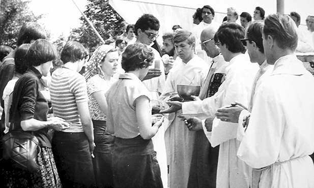 Oaza w Krościenku w 1979 roku. Anna Szczepanik (w chustce) przekazuje ks. Franciszkowi Blachnickiemu chleb podczas Mszy Świętej.