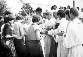 Oaza w Krościenku w 1979 roku. Anna Szczepanik (w chustce) przekazuje ks. Franciszkowi Blachnickiemu chleb podczas Mszy Świętej.