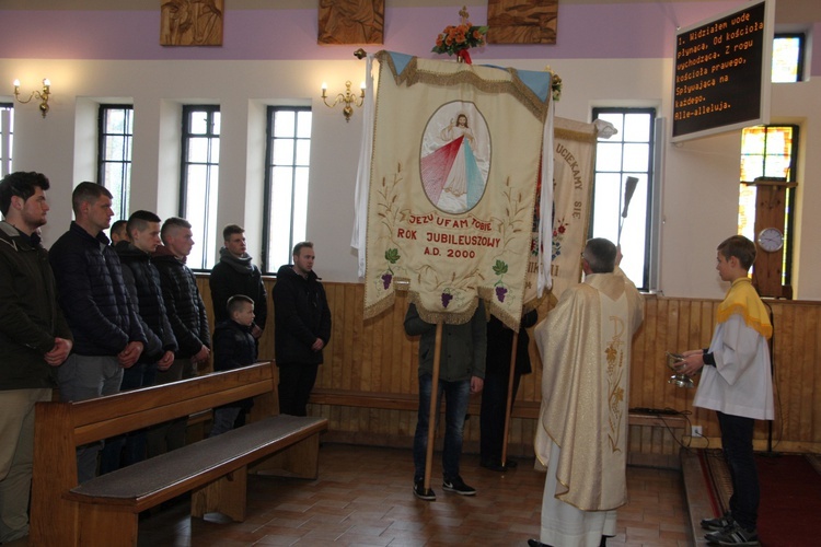 Chorągwiarze z parafii w Boczkach