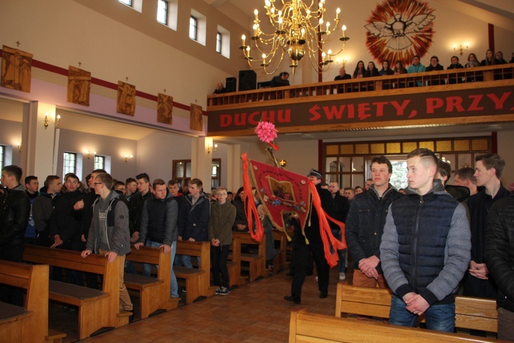 Chorągwiarze z parafii w Boczkach