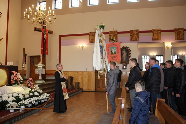 Chorągwiarze z parafii w Boczkach