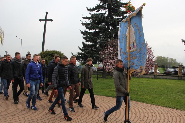 Chorągwiarze z parafii w Boczkach