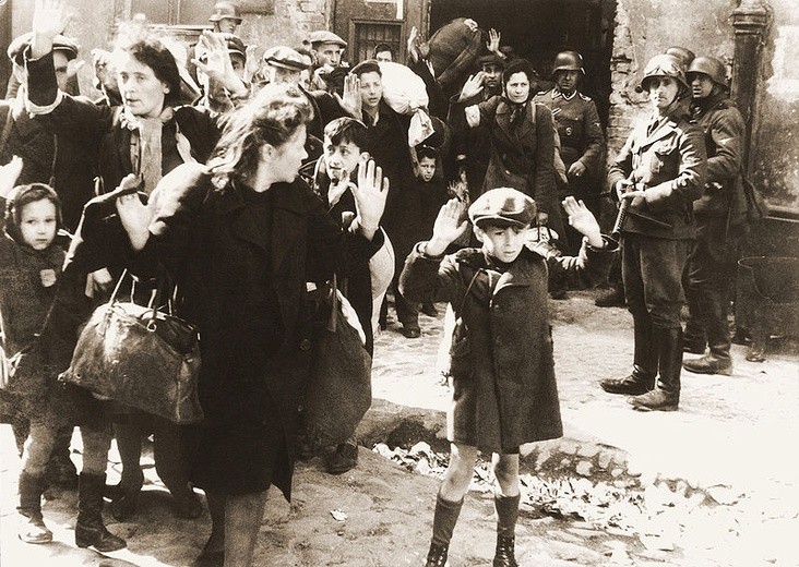 Żydowska ludność cywilna schwytana podczas tłumienia powstania. Oryginalny niemiecki podpis: "Siłą wyciągnięci z bunkrów" (fotografia z raportu Stroopa)