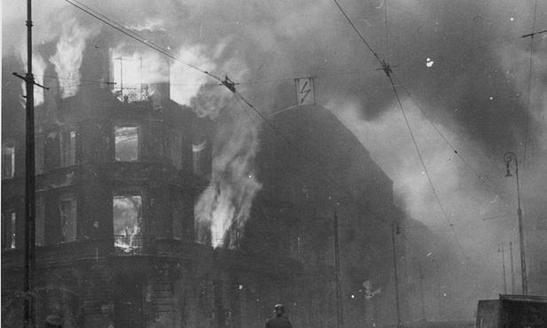 Fotografia z Raportu Stroopa. Płoną podpalone przez Niemców kamienice na skrzyżowaniu ulic Zamenhofa i Wołyńskiej