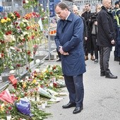 Premier Szwecji Stefan Löven na miejscu tragedii w Sztokholmie.