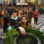 - Podczas spotkań z bierzmowanymi pragniemy rozważyć skutki i owoce zjednoczenia z Chrystusem wypływające z chrztu świętego - mówi w zaproszeniu bp Henryk Tomasik