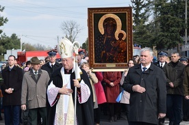 Bp Andrzej F. Dziuba prowadzi procesję z ikoną jasnogórską. Obok Mirosław Włodarczyk, wójt Witoni