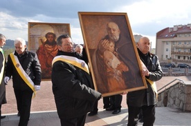 Rycerze niosą obrazy św. Brata Alberta i Jezusa "Ecce Homo"
