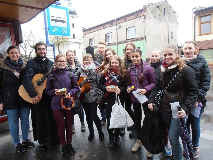 Śpiewali o Zmartwychwstałym. W autobusach!