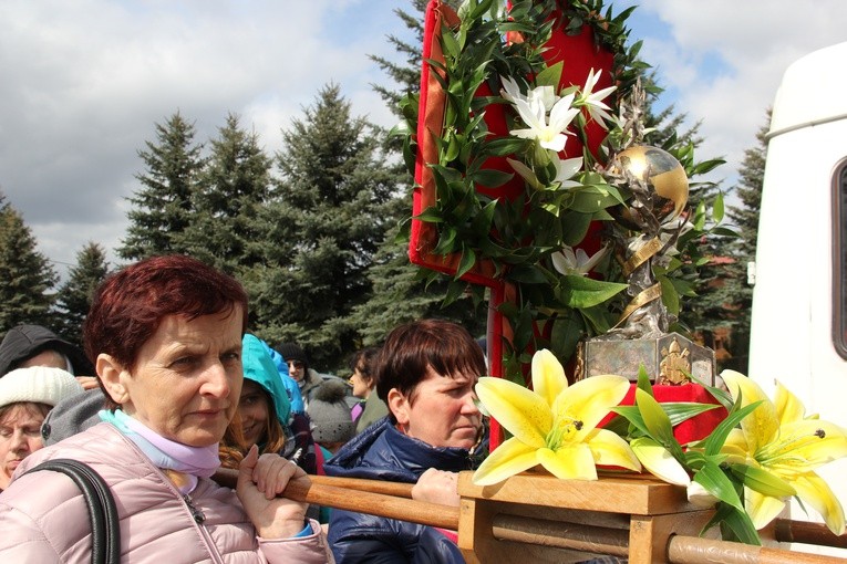 Z relikwiami błogosławionej pielgrzymi przeszli drogę z Roszkowej Woli do Żdżar