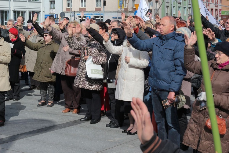 Koronka do Bożego Miłosierdzia na rynku w Koszalinie