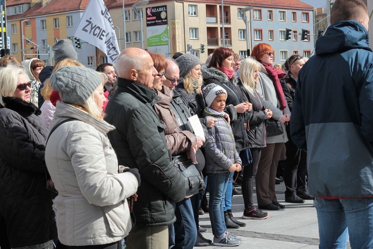 Koronka do Bożego Miłosierdzia na rynku w Koszalinie