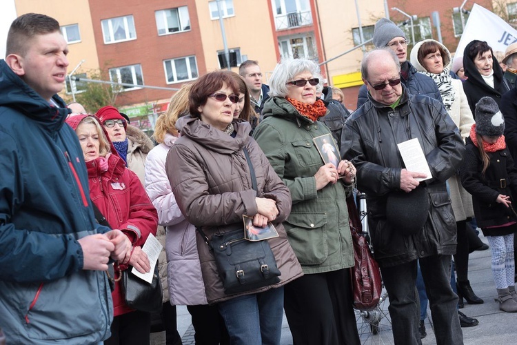 Koronka do Bożego Miłosierdzia na rynku w Koszalinie